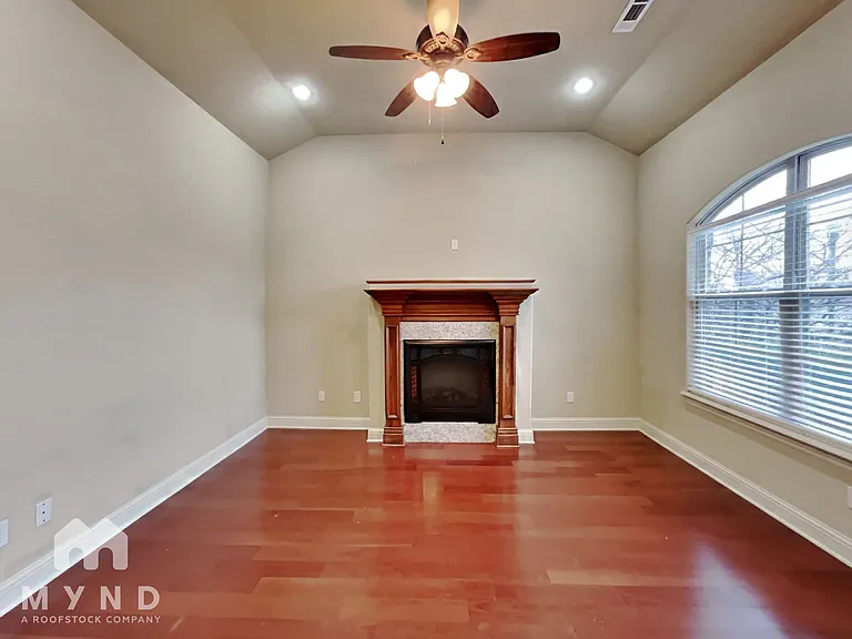100 NE Larkspur Ln — Photo 4