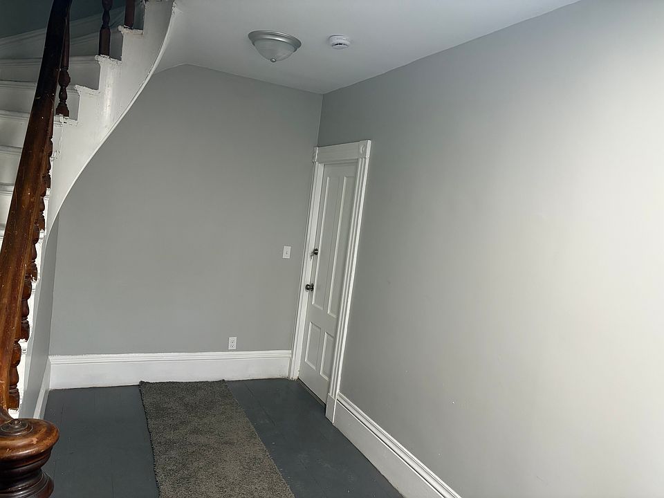 FRONT HALLWAY ENTERANCE