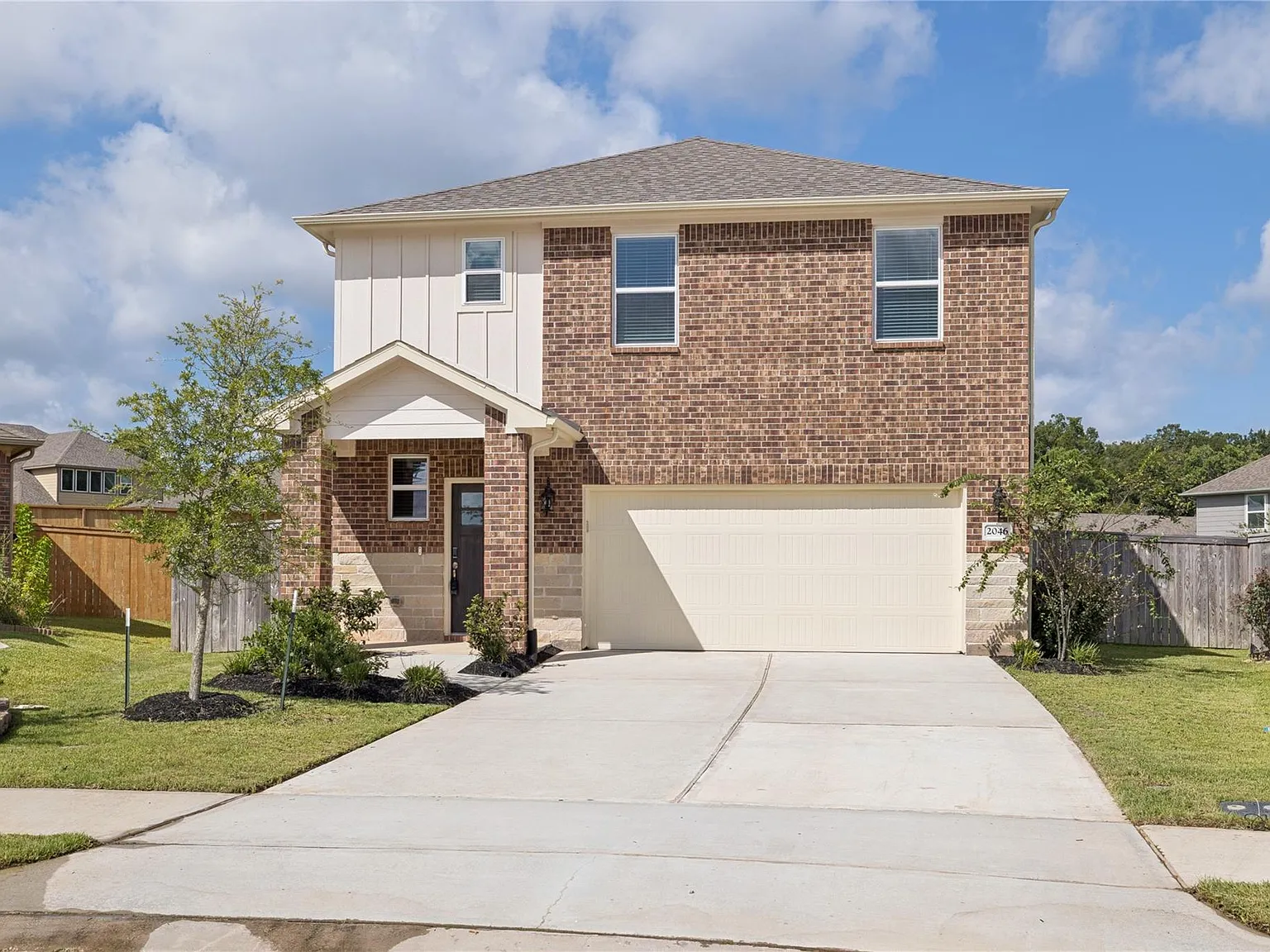 4 bed, 2.5 bath, 2024 sqft, $2,300 — Photo 2