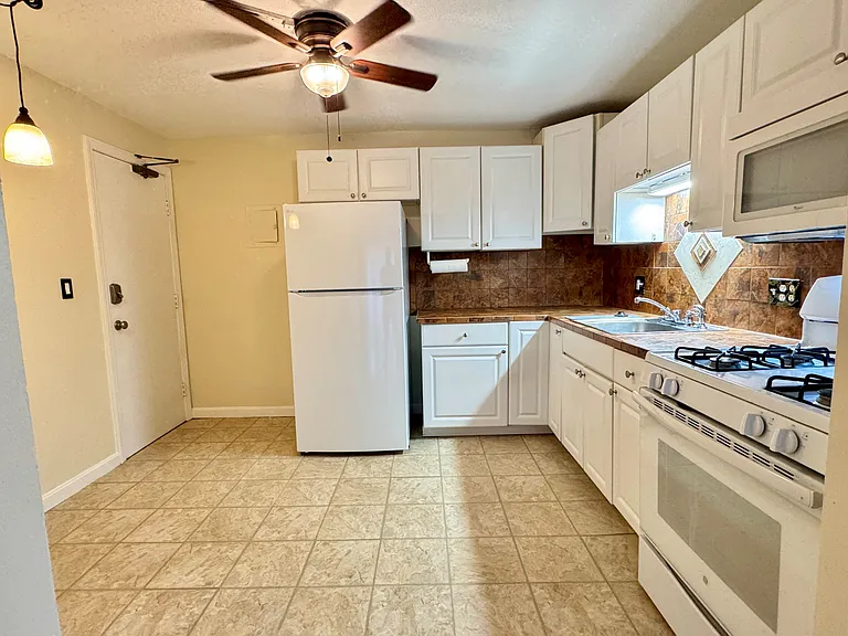 126 Mammoth Rd #19 — Photo 8