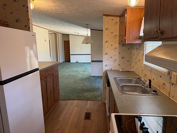 5th image of 164 Edgewater Dr