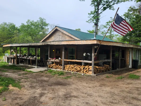 2833 E 40th St, Idlewild, MI 49642