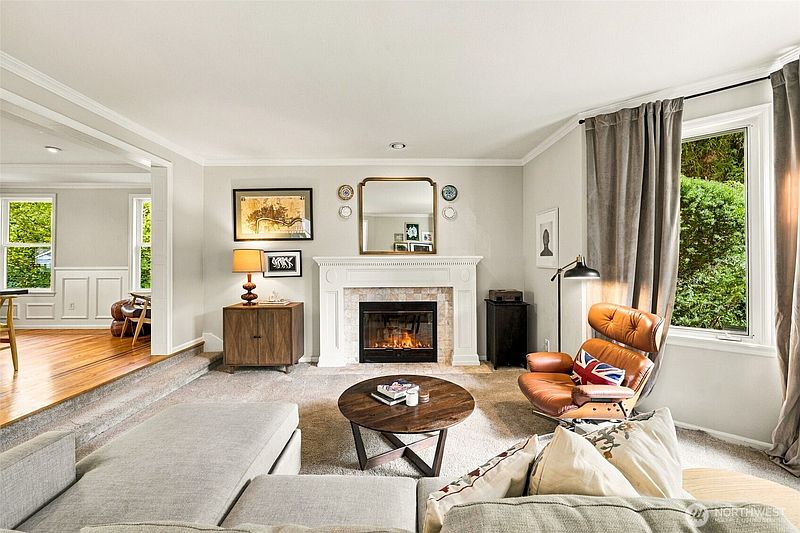 4th image of 4027 35th Avenue W