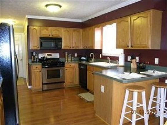 5th image of 628 Oakdale Cir
