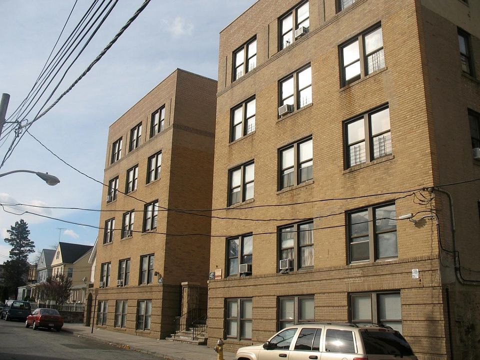2nd image of 40 Park Pl APT 1A