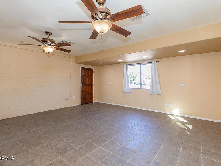 1813 E Ellis Dr — Photo 29