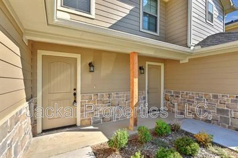 3 bed, 2.5 bath, $1,395 — Photo 1