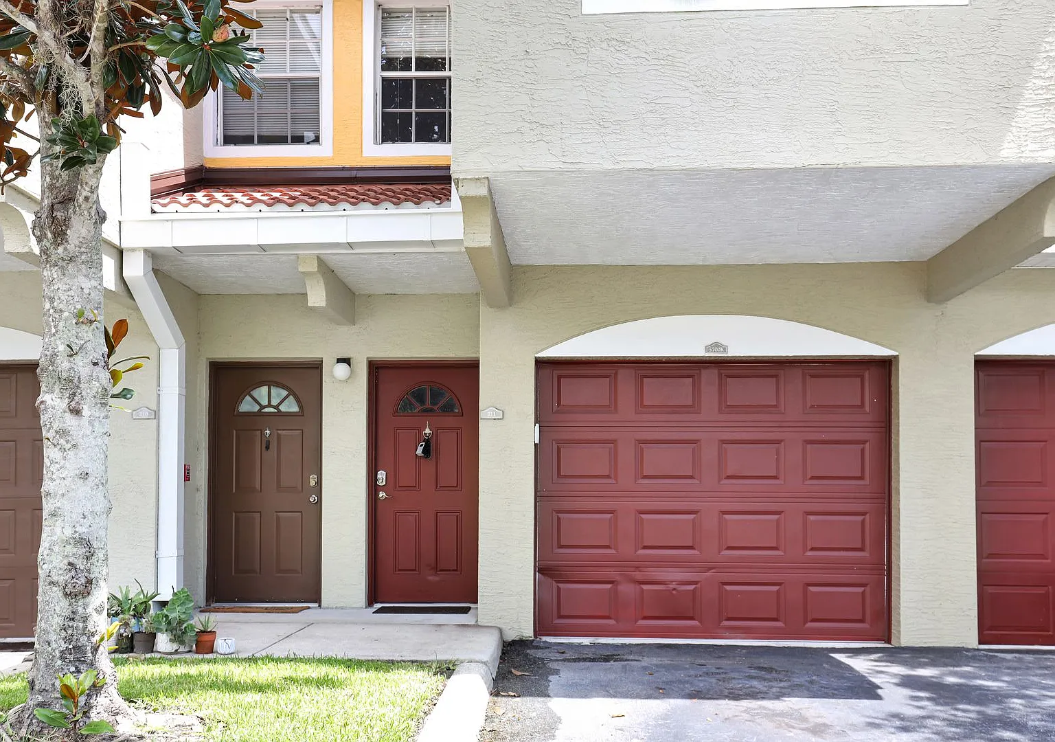 3bd/3bth In Las Palmas, Near UTC w/ Garage — Photo 1