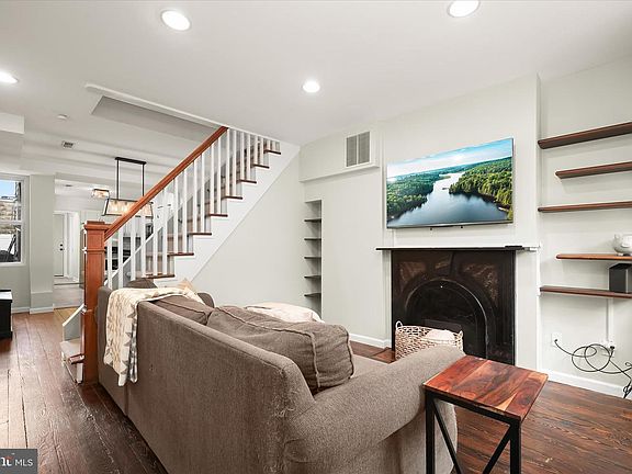 4th image of 405 E Clement St