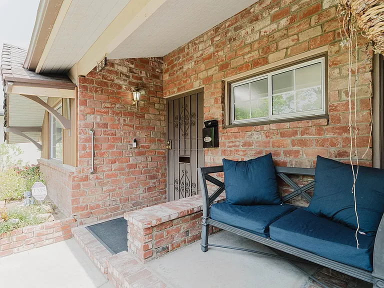 22515 Haynes St — Photo 6