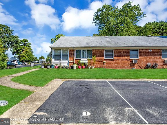 4th image of 38 Crestwood Ct #D