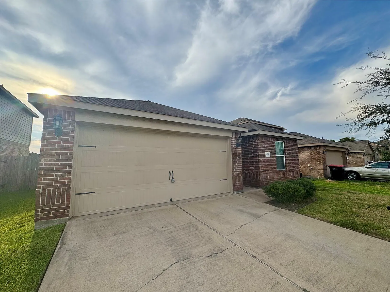 3 bed, 2.0 bath, 1393 sqft, $2,300 — Photo 2