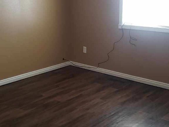 4th image of 995 S Edinburg Cir