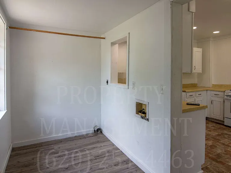 929 E Myrtle St — Photo 8