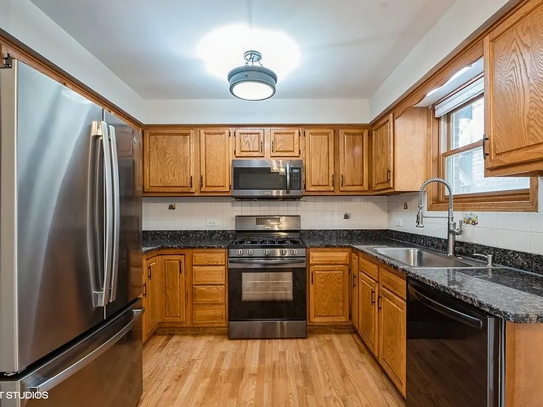 7411 N Claremont Ave #1E — Photo 2