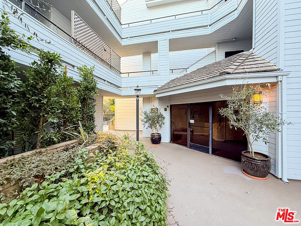 1st image of 13331 Moorpark St APT 233