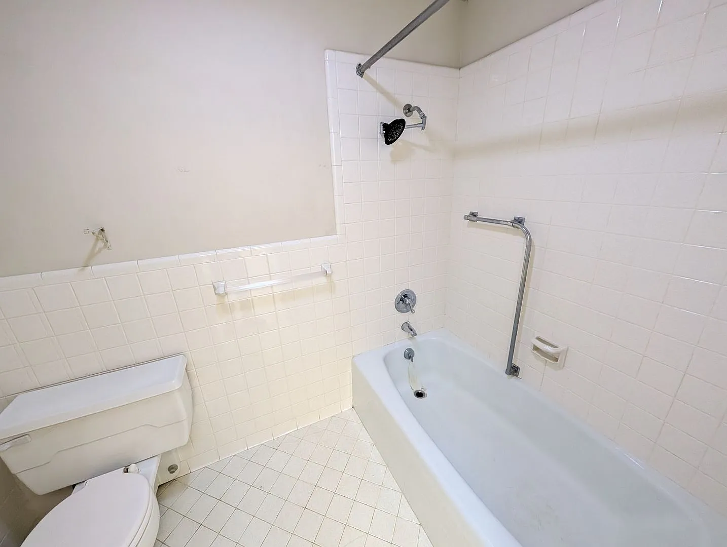 LAGARDE APARTMENTS — Photo 2