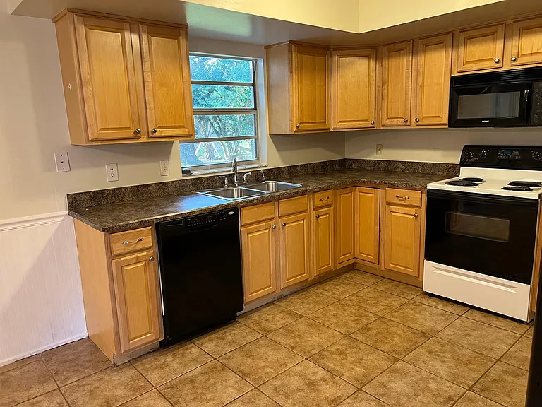 1300 SW 76th Dr — Photo 8