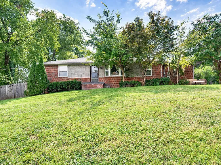 4809 Lynn Dr — Photo 1
