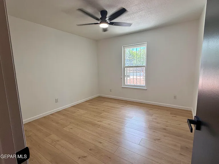 1649 Lomaland Dr — Photo 13