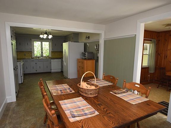 3rd image of 12 Oakhill Dr