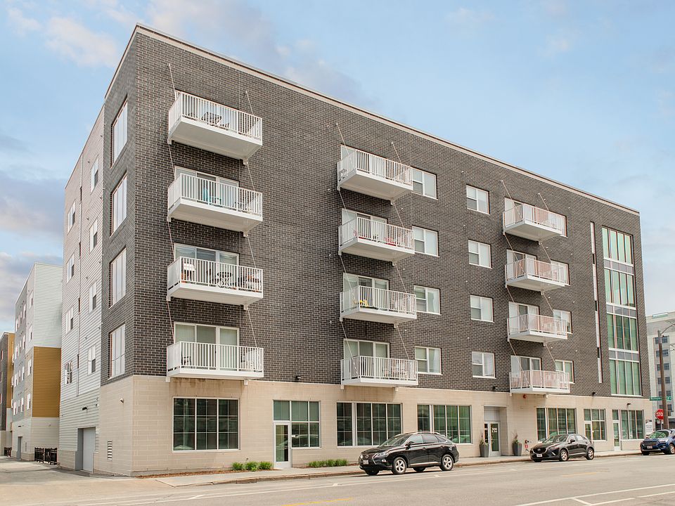 Trio Exterior