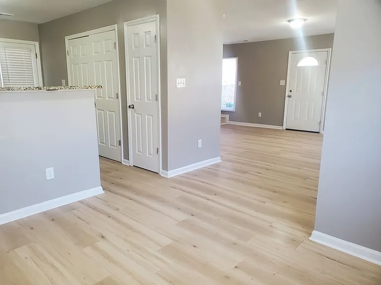 1136 Drew St — Photo 8