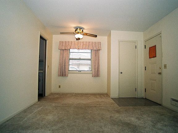 Living room/dining area