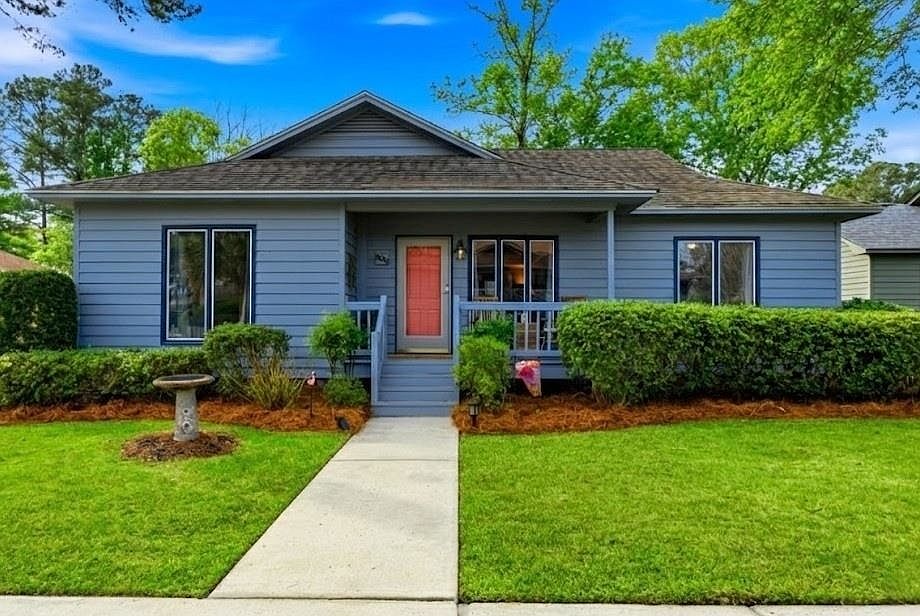 1st image of 804 Victoria Ct.