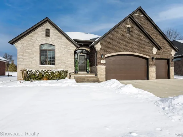 1037 Birkshire Rdg, Rochester, MI 48307