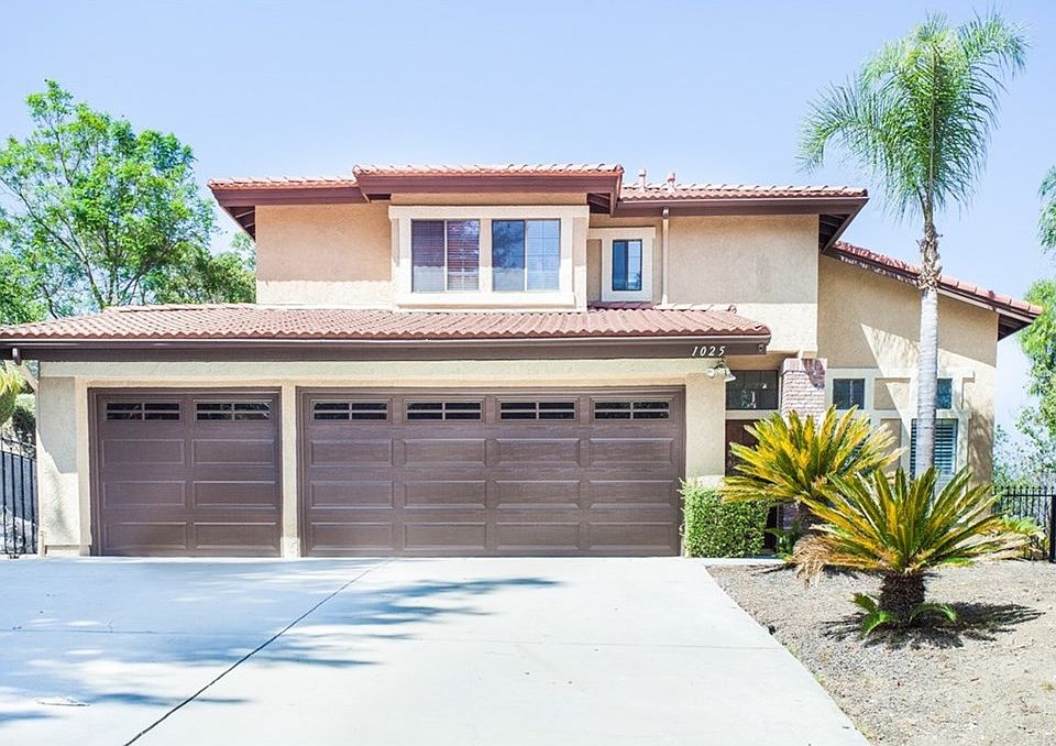 1st image of 1025 Holiday Dr