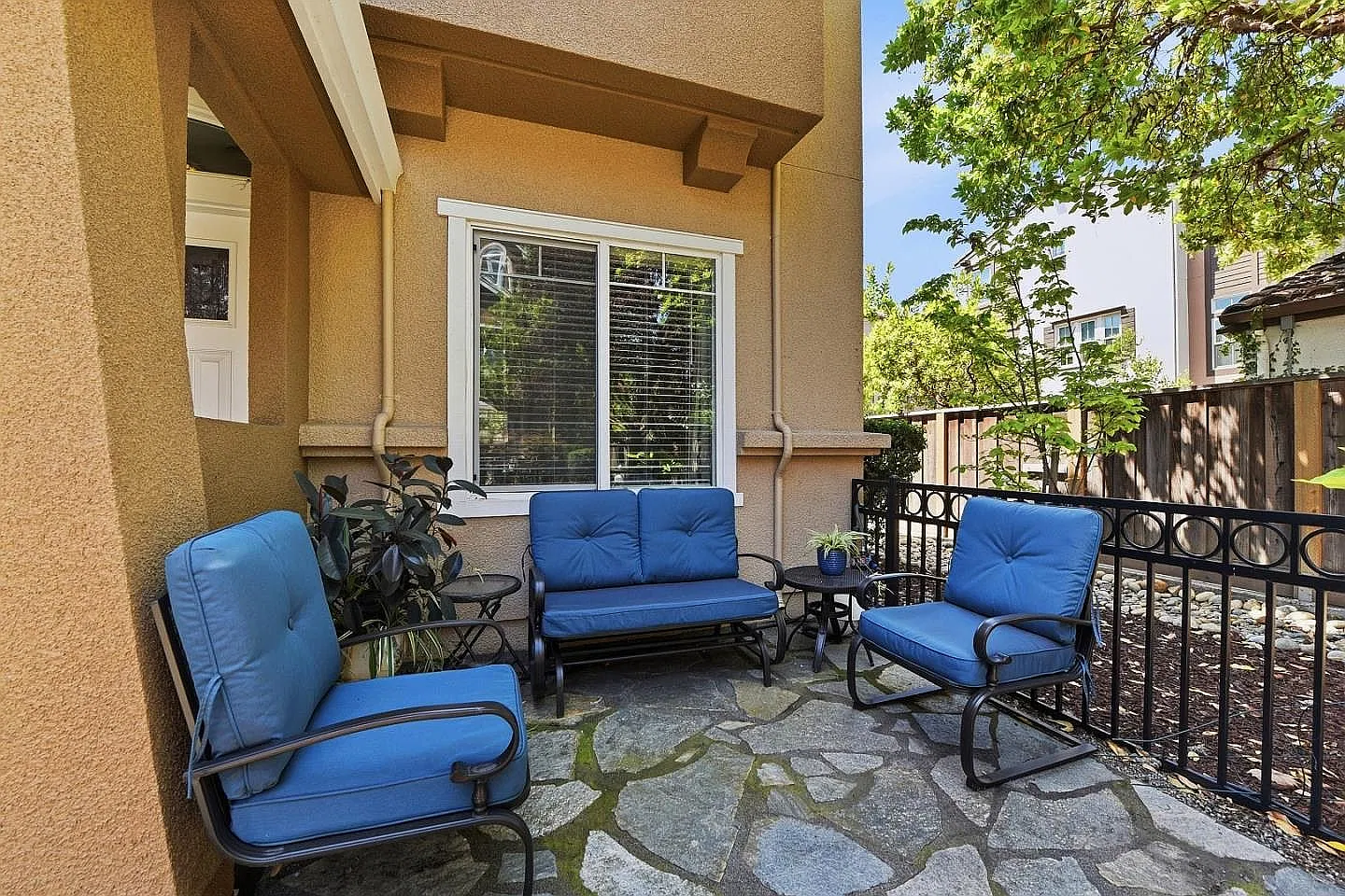 3 bed, 2.5 bath, 1703 sqft, $6,395 — Photo 2