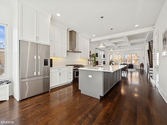 3rd image of 3579 W Dickens Ave