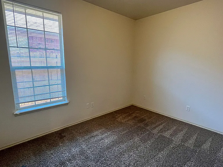 618 Sisken Ct — Photo 9