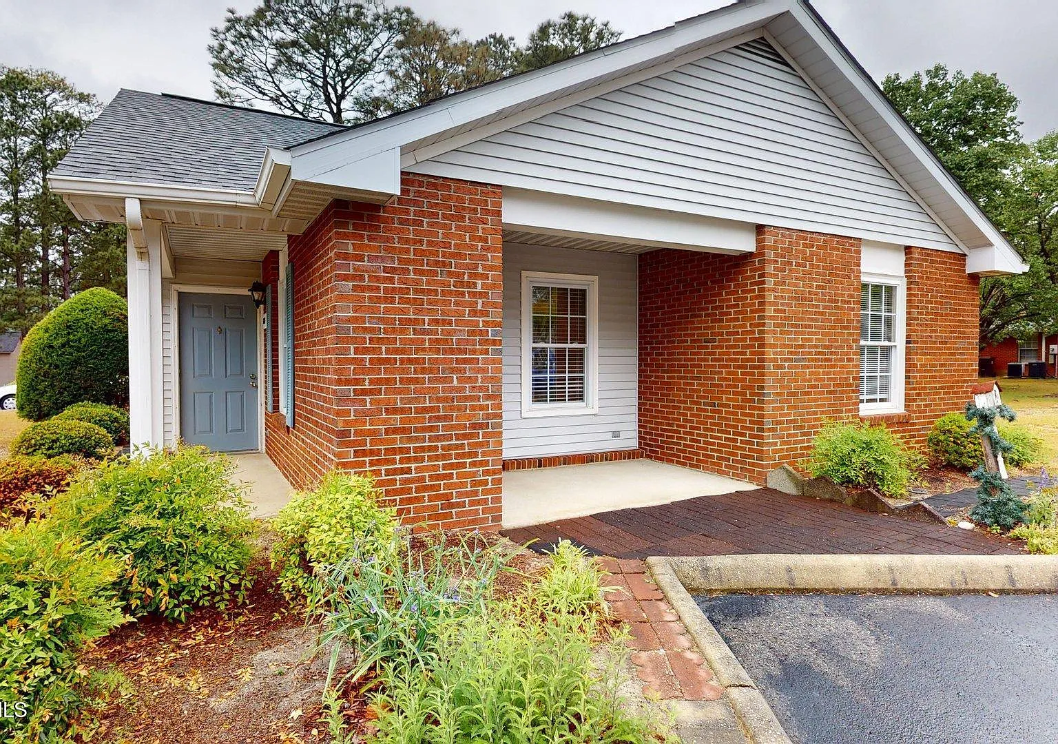2 bed, 1.0 bath, 930 sqft, $1,650 — Photo 2