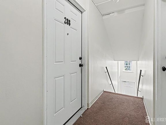 5th image of 288 College Dr