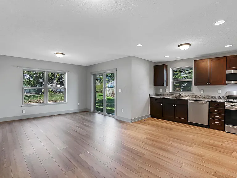 55 Beeson Ave — Photo 6