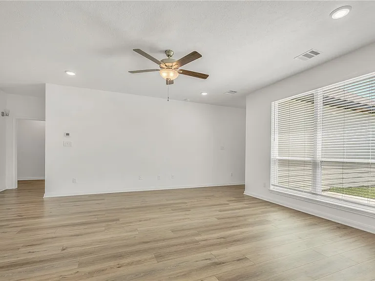 1386 Kingsgate Dr — Photo 6
