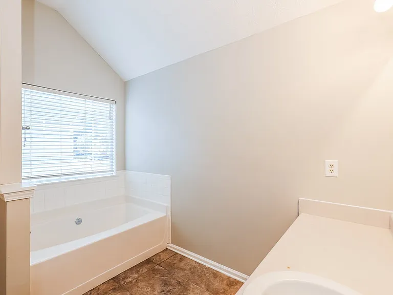 2432 Wood Bend Ln — Photo 10