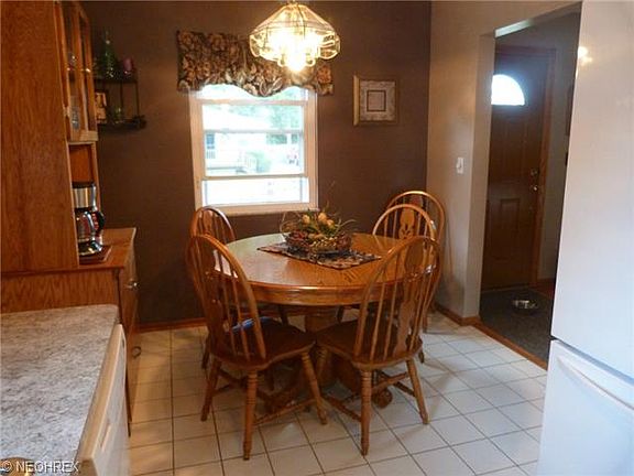 3rd image of 3709 Louise St