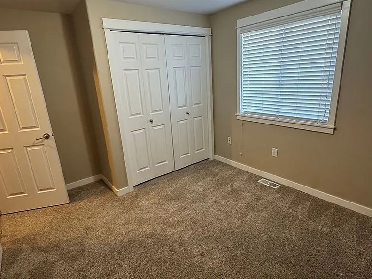735 Trinity St NE — Photo 16