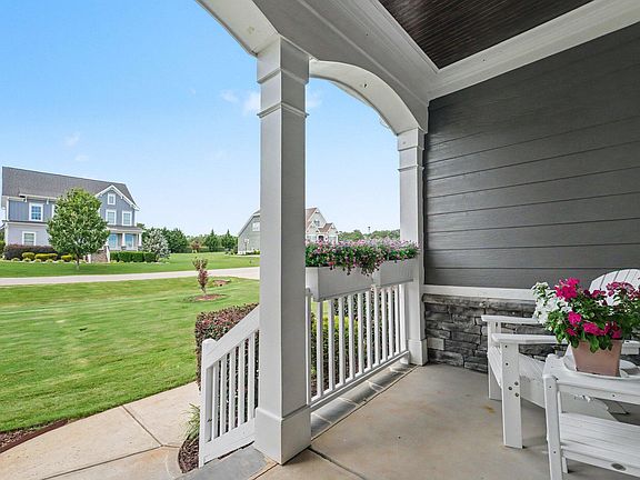 5th image of 41 Bonaventure Dr