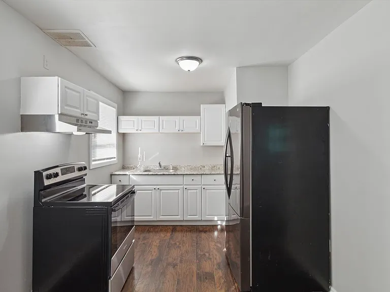 1535 E 31st St — Photo 7