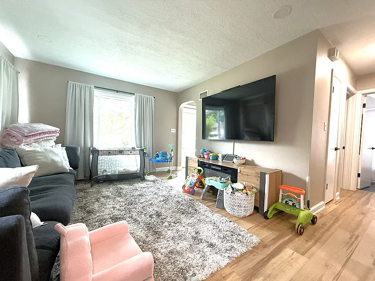 818 S 110th St — Photo 4