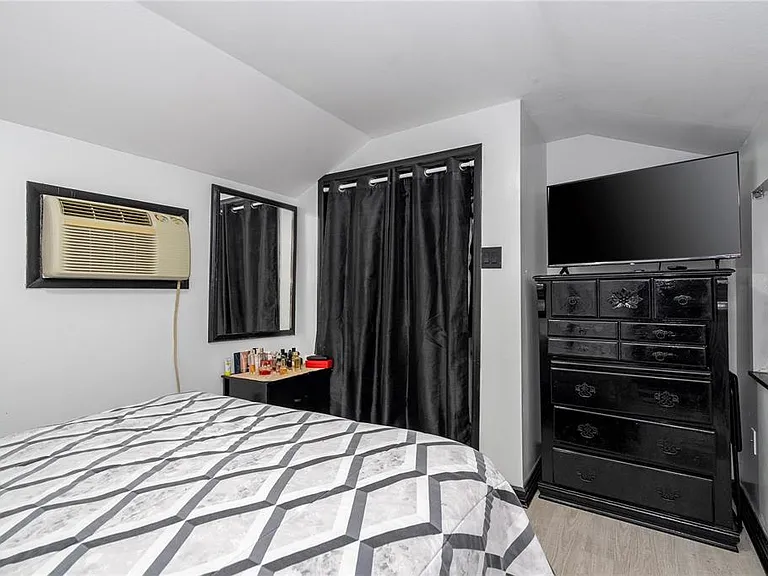 1594 Frances St — Photo 46