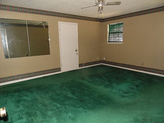 5th image of 983 Shirley Dr
