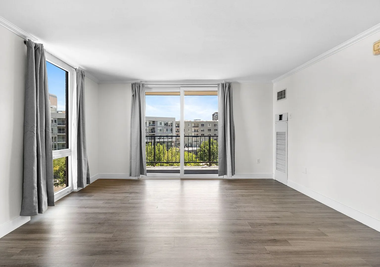 Spacious, Renovated Downtown Condo with Breathtaking Views of the City! — Photo 2
