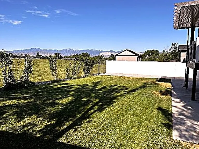1102 E Sleepy Hollow Ln — Photo 19