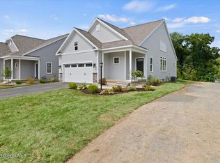 5 Bradley Cir, Halfmoon, NY 12065
