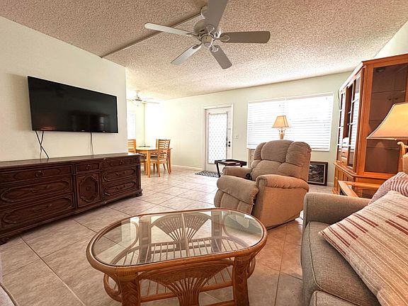 2nd image of 289 Markham N #289